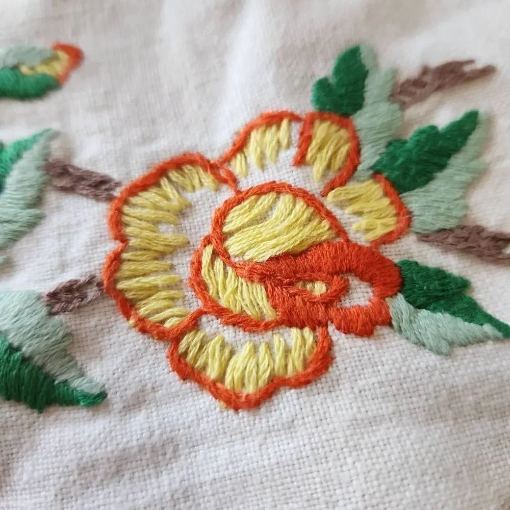 Vintage cream yellow Rose floral table runner cloth linen embroidered cottagecor